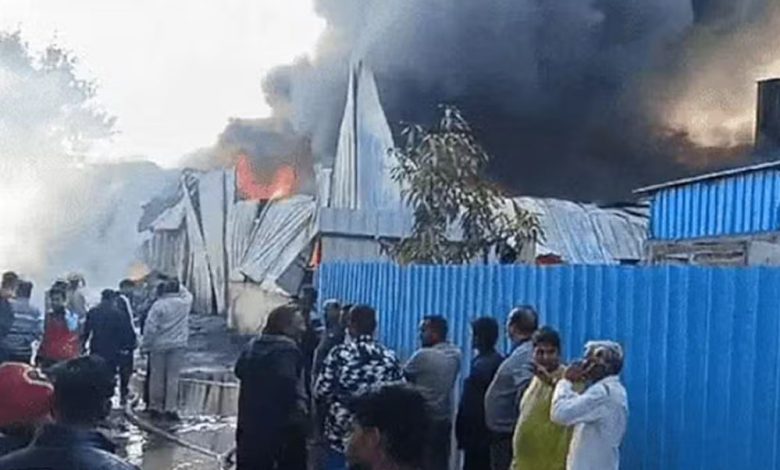 इंदौर के बाणगंगा में प्लास्टिक फैक्ट्री में लगी भीषण आग ने पूरे इलाके में दहशत फैलाई 1 इंदौर के बाणगंगा में प्लास्टिक फैक्ट्री में लगी भीषण आग