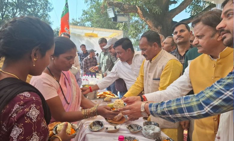 उप मुख्यमंत्री शुक्ल ने महाकुंभ तीर्थ यात्रियों को भोजन और