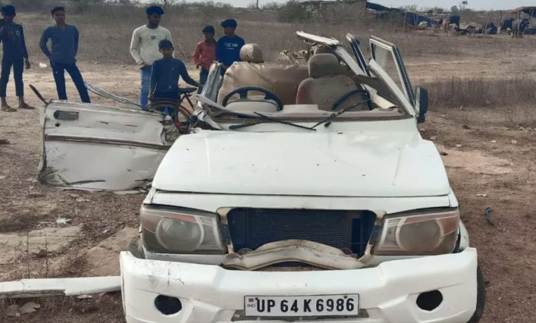 उप्र के चंदौली में भीषण सड़क हादसा बोलेरो और ट्रक