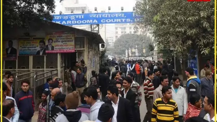 कड़कड़डूमा कोर्ट परिसर में वकीलों ने दिनदहाड़े SHO को घसीटकर