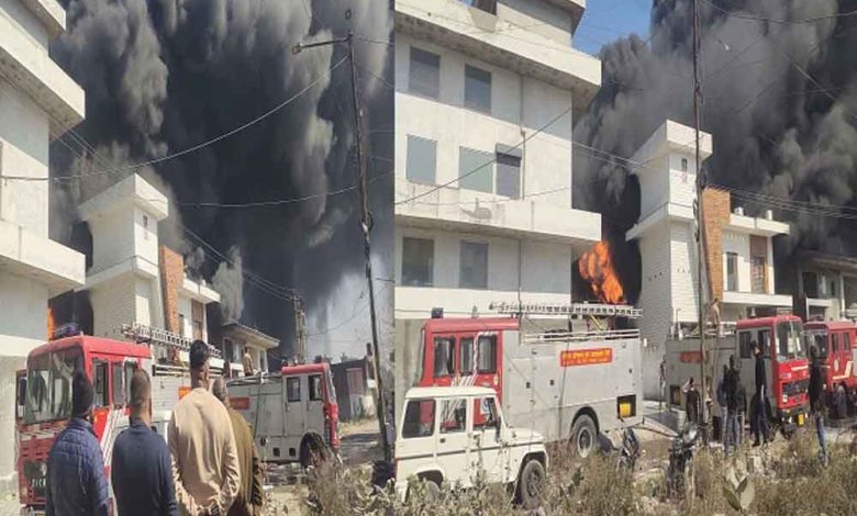 करनाल के सेक्टर 3 स्थित एक केमिकल फैक्टरी में लगी भीषण