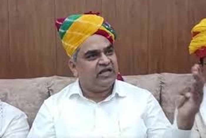 किसानों और लघु उद्यमियों को सहकारी भूमि विकास बैंकों के