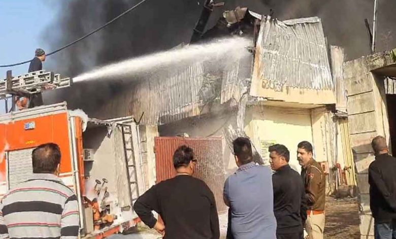 गन्नौर के रामनगर पिपलीखेड़ा रोड पर फैक्ट्री में लगी भीषण कई