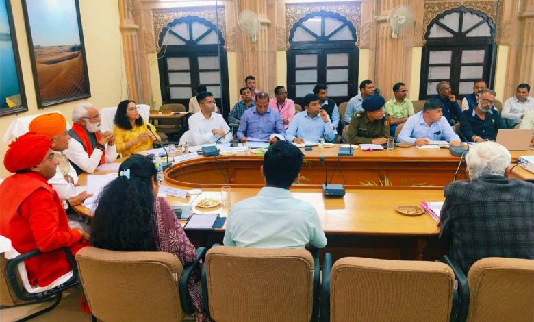 जयपुर में प्रभारी मंत्री बिश्नोई ने ली जिला अधिकारियों की