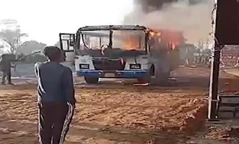 जयपुर में रोडवेज की बस में लगी आग, 50 यात्रियों ने कूदकर बचाई जान 1 जयपुर में रोडवेज की बस में लगी आग 50 यात्रियों