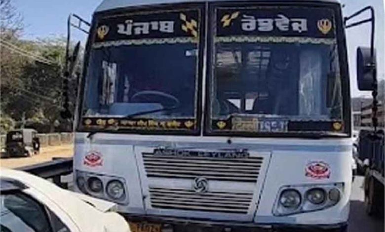 जालंधर के बीएसएफ चौक के निकट दो बसों और एक