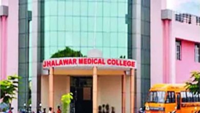 झालावाड़ मेडिकल कॉलेज में इंटर्नशिप कर रहे सात डॉक्टरों ने