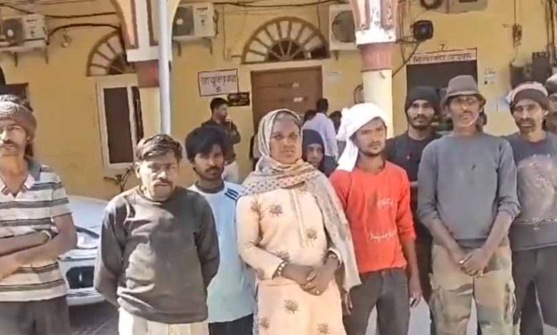 डंपिंग यार्ड में कचरा बीनने वालों ने जमादार और गार्ड