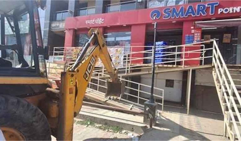 डीटीपी की टीम आज पालम विहार के सी2 ब्लॉक में बनी मार्केट में जेसीबी लेकर पहुंची, मार्केट में की तोड़फोड़ 1 डीटीपी की टीम आज पालम विहार के सी2 ब्लॉक में