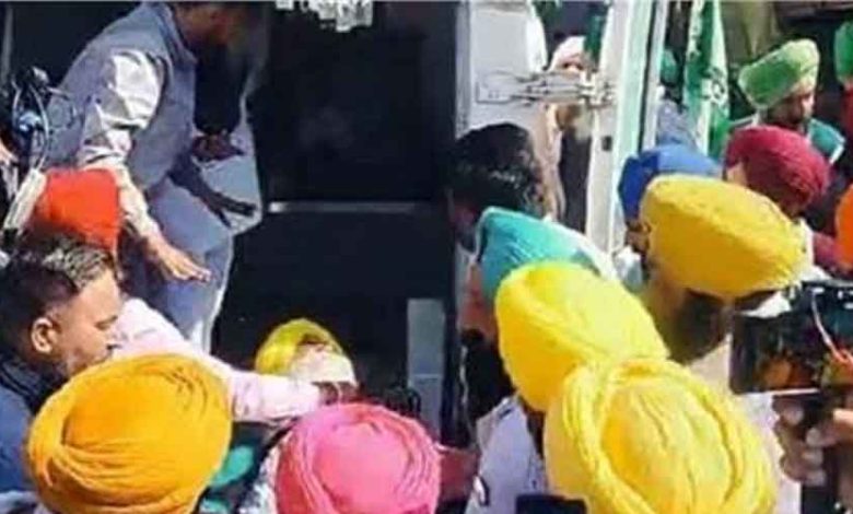 ढाबी गुजरां बॉर्डर पर किसान महापंचायत के दौरान मचा हड़कंप, घटना देख मची भगदड़ 1 ढाबी गुजरां बॉर्डर पर किसान महापंचायत के दौरान मचा हड़कंप