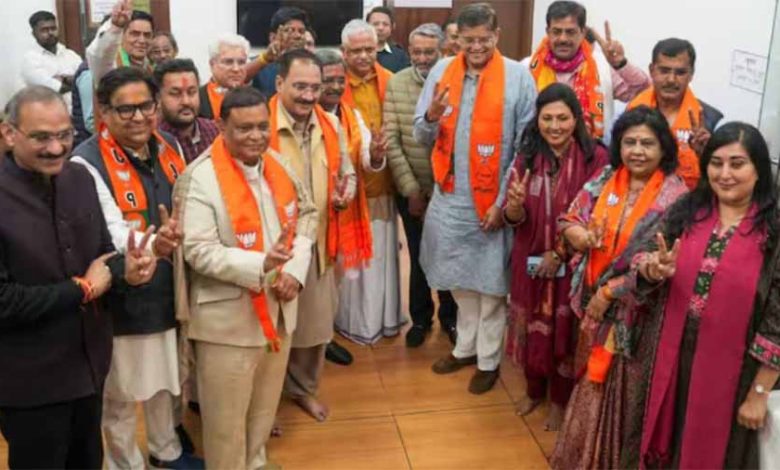 दिल्ली में प्रचंड जीत के बाद आला नेताओं ने नवनिर्वाचित