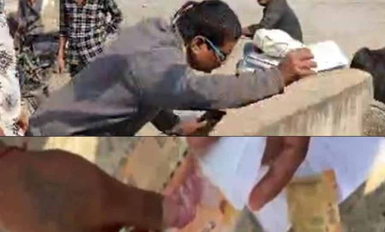 निर्दलीय प्रत्याशी ने भाजपा प्रत्याशी को पैसा बांटते रहे हाथ पकड़ा 1 निर्दलीय प्रत्याशी ने भाजपा प्रत्याशी को पैसा बांटते रहे हाथ