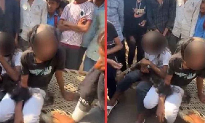 नूंह में मनचलों को लड़कियों से छेड़खानी करना भारी पड़ी, पहले लोगों ने जमकर की पिटाई, फिर मुंडवाया सिर 1 नूंह में मनचलों को लड़कियों से छेड़खानी करना भारी पड़ी