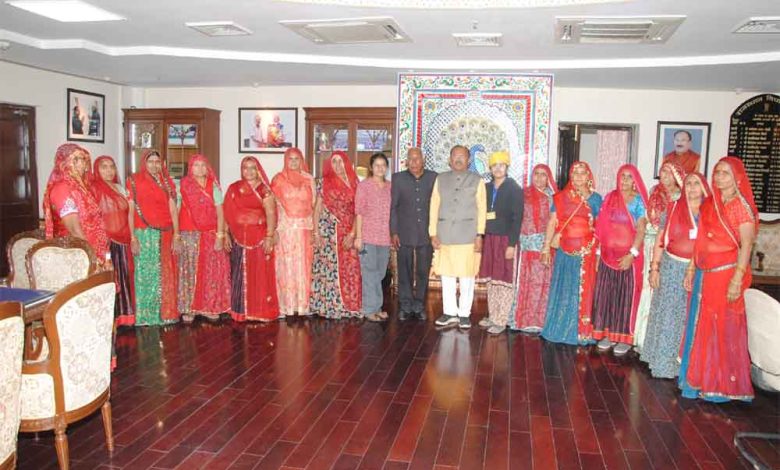 पचपदरा के ग्रामीणों ने देखी विधान सभा विधान सभा देखने