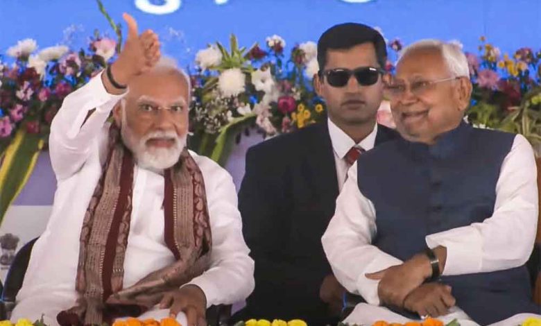 पीएम मोदी ने भागलपुर से संबोधत करते हुए राजद और कांग्रेस पर जमकर निशाना साधा 1 पीएम मोदी ने भागलपुर से संबोधत करते हुए राजद और