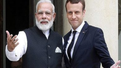 पेरिस पहुंचने पर राष्ट्रपति इमैनुअल मैक्रों ने एलिसी पैलेस में