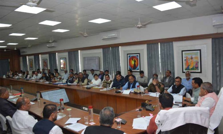 प्रभारी मंत्री ने बजट घोषणाओं को लेकर जिला स्तरीय अधिकारियों