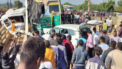 प्रयागराज महाकुंभ से लौट रही ट्रैवलर को ट्रक ने मारी
