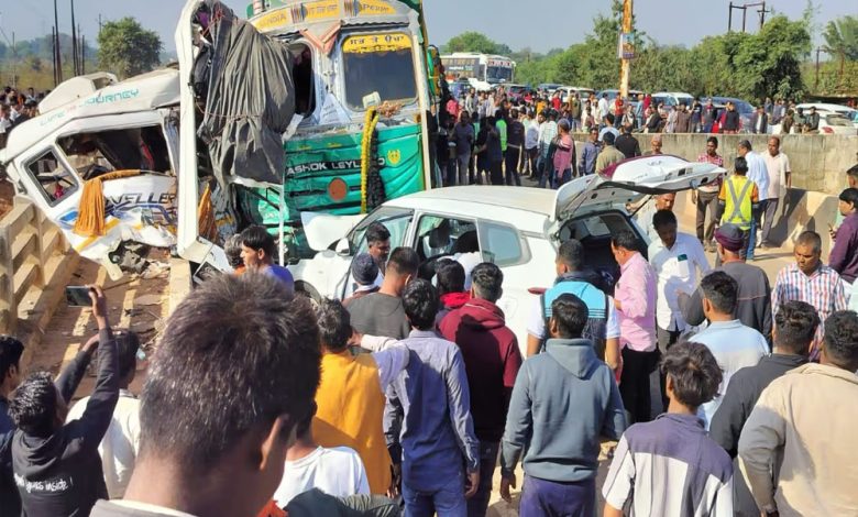 प्रयागराज महाकुंभ से लौट रही ट्रैवलर को ट्रक ने मारी टक्कर, सात लोगों की मौत, पुल की रेलिंग से पिचक गई गाड़ी 1 प्रयागराज महाकुंभ से लौट रही ट्रैवलर को ट्रक ने मारी