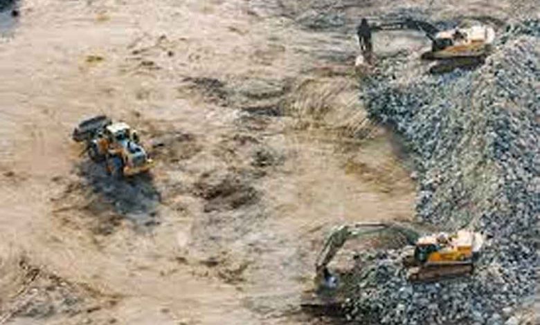 प्रशासन चाहे लाख कोशिश कर ले लेकिन अवैध माइनिंग का