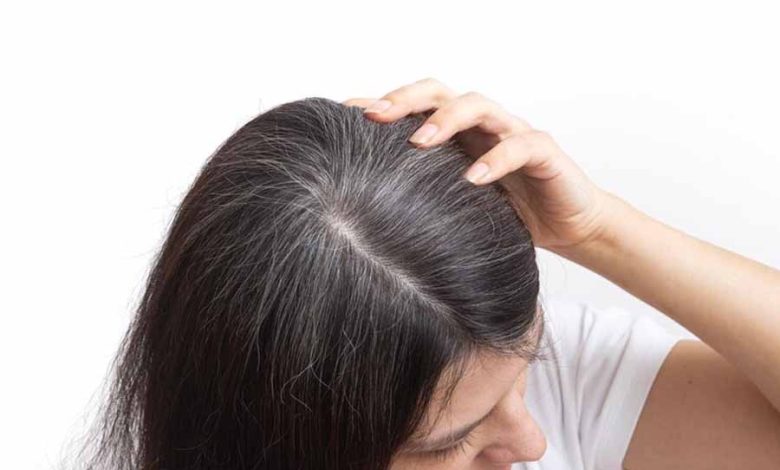 बालों को नेचुरली काला बनाएंगे ये नुस्खे