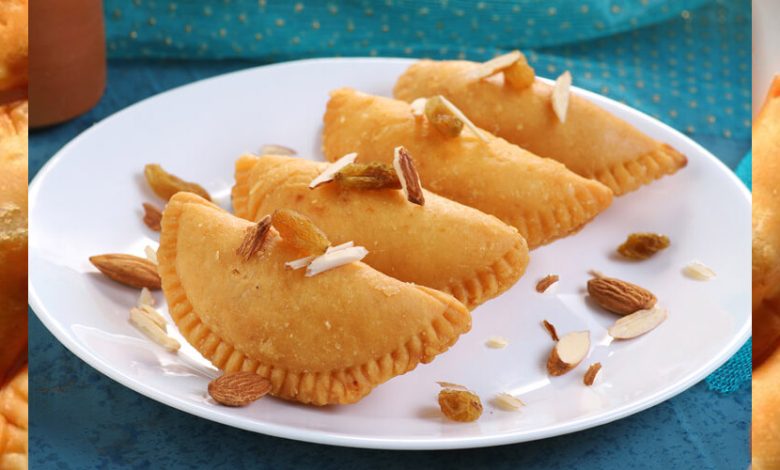 बिना फालतू मेहनत हलवाई जैसी खस्ता मावा गुजिया बनाने का