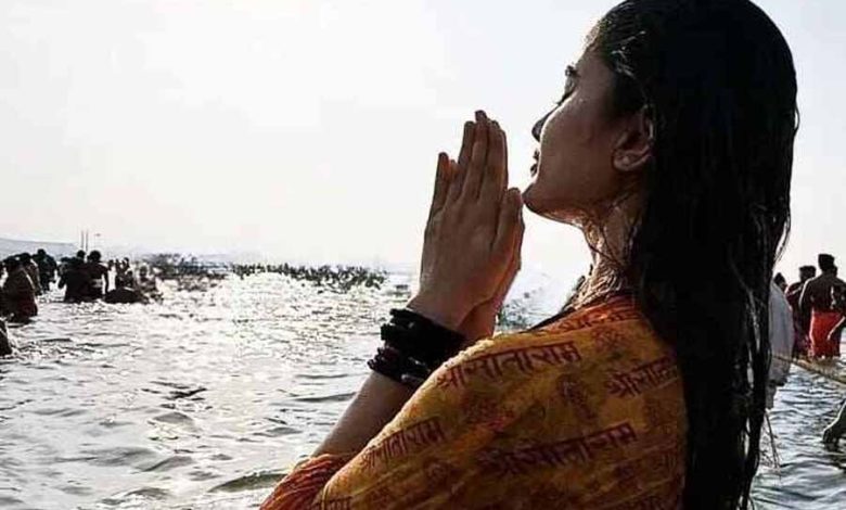 महाकुंभ में आस्था की डुबकी के बाद प्रार्थना करती नजर
