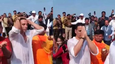 महाकुंभ में शामिल हुए अक्षय कुमार संगम में लगाई डुबकी
