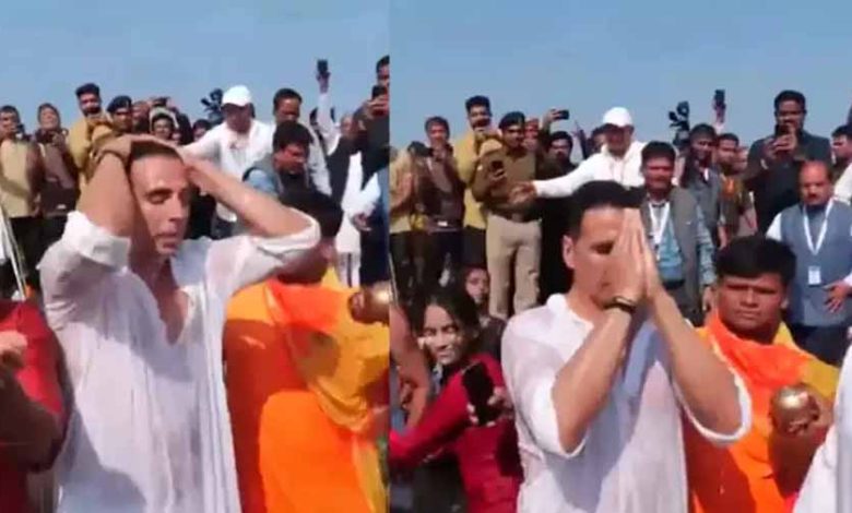 महाकुंभ में शामिल हुए अक्षय कुमार संगम में लगाई डुबकी