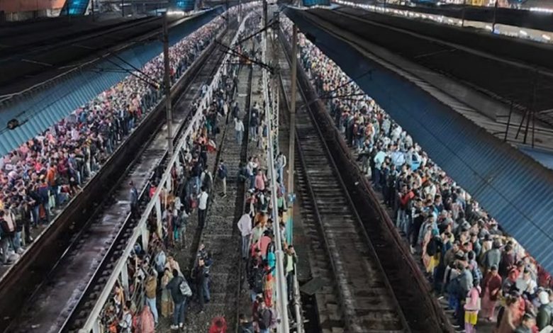 महाकुंभ में श्रद्धालुओं का जनसैलाब, संगम रेलवे स्टेशन अब 28 फरवरी तक बंद, जानिए ट्रैफिक का लेटेस्ट अपडेट 1 महाकुंभ में श्रद्धालुओं का जनसैलाब संगम रेलवे स्टेशन अब 28
