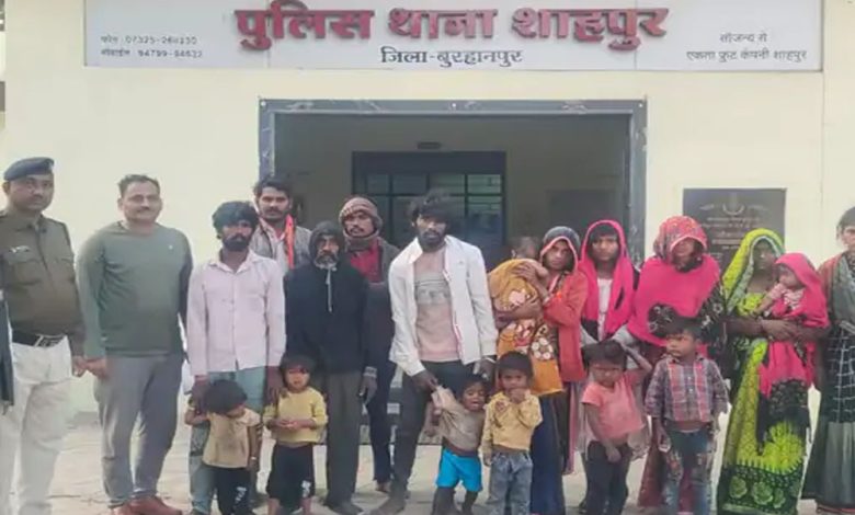 महाराष्ट्र में बंधक बनाए 17 मजदूरों को बुरहानपुर पुलिस ने मुक्त कराया 1 महाराष्ट्र में बंधक बनाए 17 मजदूरों को बुरहानपुर पुलिस ने