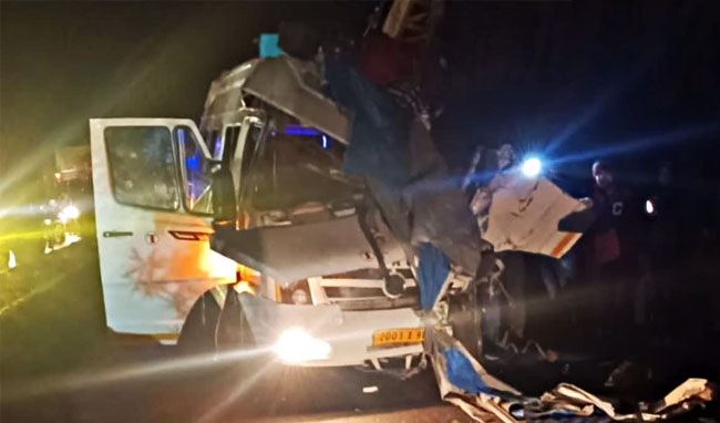 महू के पास ट्रैवलर और टैंकर की टक्कर में 6