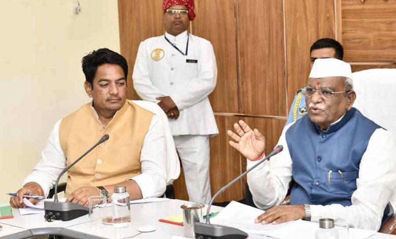 राज्यपाल ने झुंझुनूं में ली जिला स्तरीय अधिकारियों की बैठक