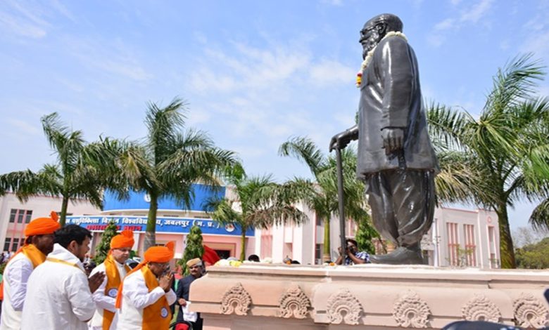 राज्यपाल पटेल ने दीक्षा समारोह में किया संबोधित, छात्रों को स्वर्ण पदक से नवाजा गया, पीएचडी की उपाधि दी 1 राज्यपाल पटेल ने दीक्षा समारोह में किया संबोधित छात्रों को