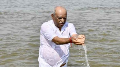 राज्यपाल बागडे ने महाकुंभ त्रिवेणी संगम में डुबकी लगाई पवित्र