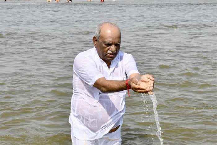 राज्यपाल बागडे ने महाकुंभ त्रिवेणी संगम में डुबकी लगाई पवित्र