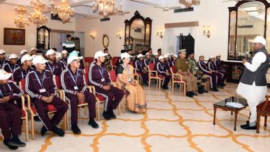 राज्यपाल श्री बागडे से भारत दर्शन यात्रा पर आए विद्यार्थी