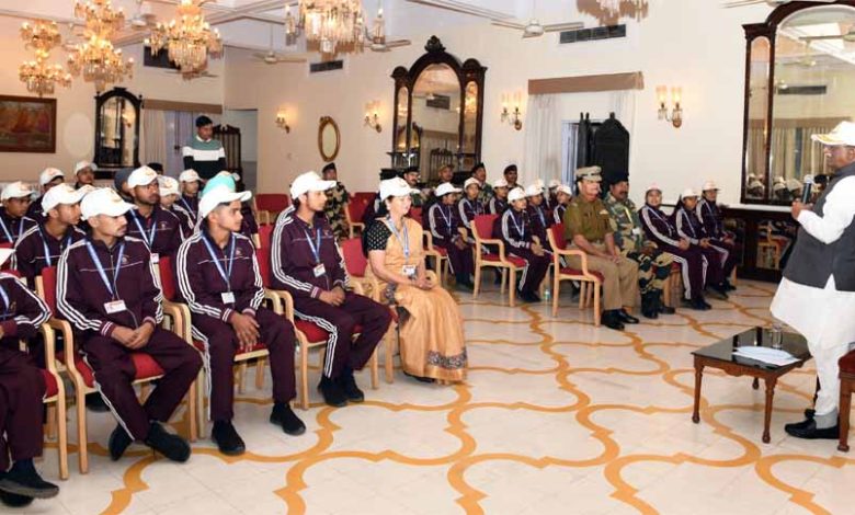 राज्यपाल श्री बागडे से भारत दर्शन यात्रा पर आए विद्यार्थी