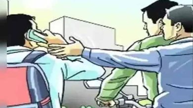 राहगीरों से मोबाइल और पैसे छीनने वाले दो युवकों भीड़