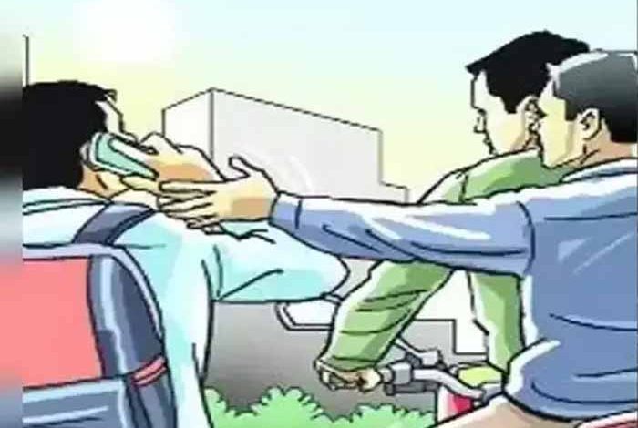 राहगीरों से मोबाइल और पैसे छीनने वाले दो युवकों भीड़