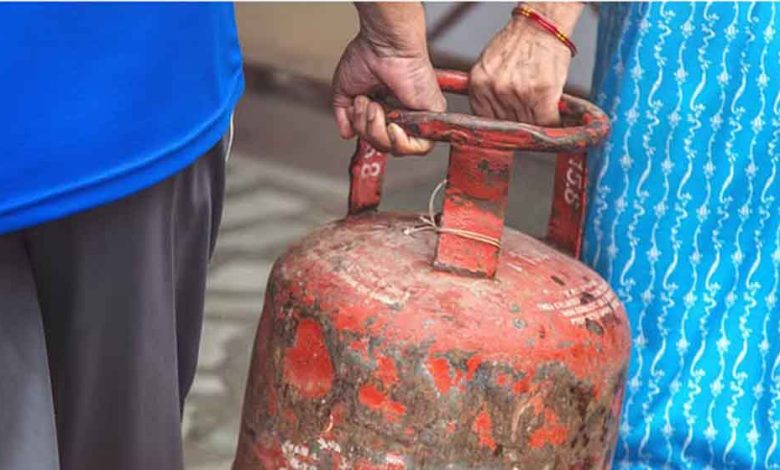 रेखा गुप्ता सरकार होली दिवाली पर मुफ्त बाकी 10 सिलेंडर 500