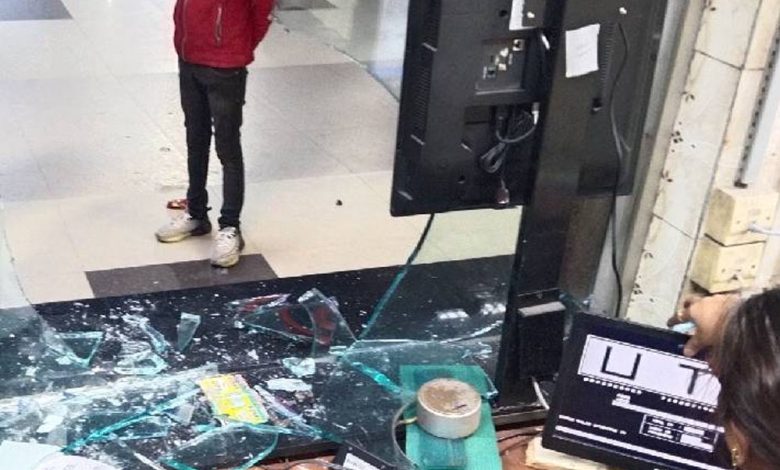 रेलवे स्टेशन पर विक्षिप्त युवक ने किया हंगामा टिकट काउंटर