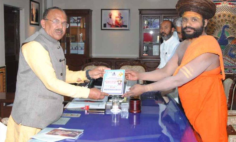 विधान सभा अध्x200dयक्ष से कानपुर के संत पीठाधीश्x200dवर ने की