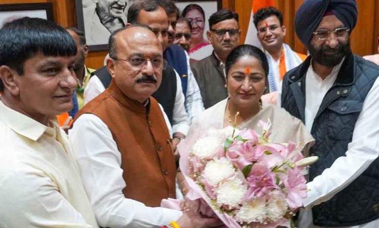 विधानसभा में आंबेडकर और भगत सिंह की तस्वीर हटाने पर