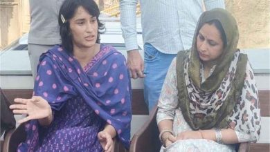 विधायक विनेश फोगाट और भाजपा की राज्यसभा सांसद रेखा शर्मा