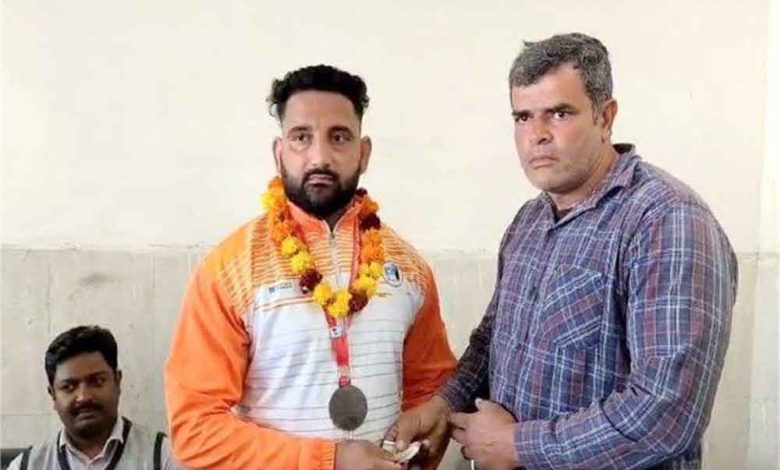 शहर के खिलाड़ी तरुण कुमार ने नॉर्थ इंडिया पावरलिफ्टिंग गेम्स में कांस्य पदक जीता 1 शहर के खिलाड़ी तरुण कुमार ने नॉर्थ इंडिया पावरलिफ्टिंग गेम्स