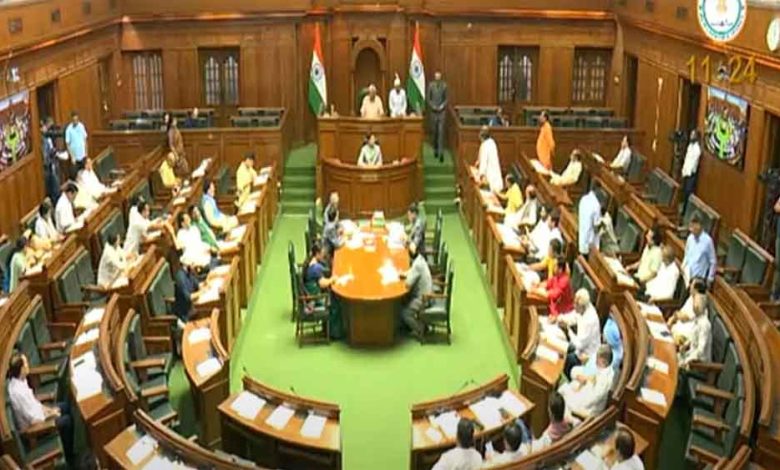 सत्र के पहले दिन प्रोटेम स्पीकर ने सभी 70 विधायकों