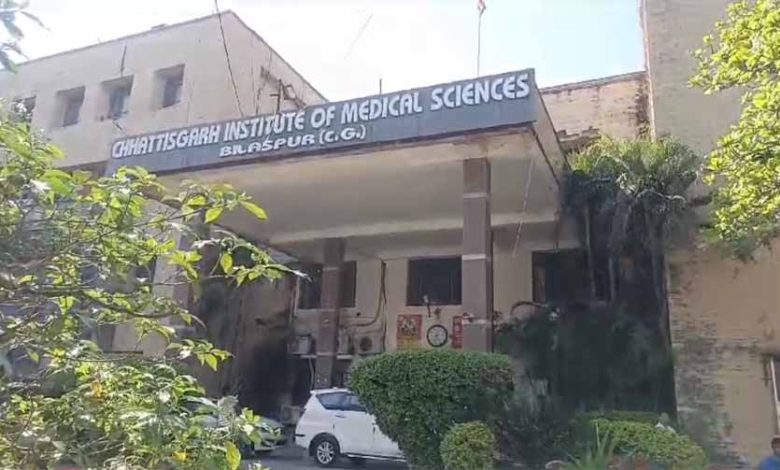 सिम्स में मेडिसिन विभागाध्यक्ष पर महिला डॉक्टर से छेड़छाड़ का