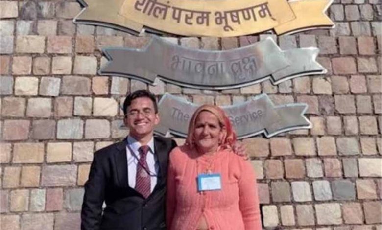 सोशल मीडिया पर वायरल हो रही IAS बने लड़के की