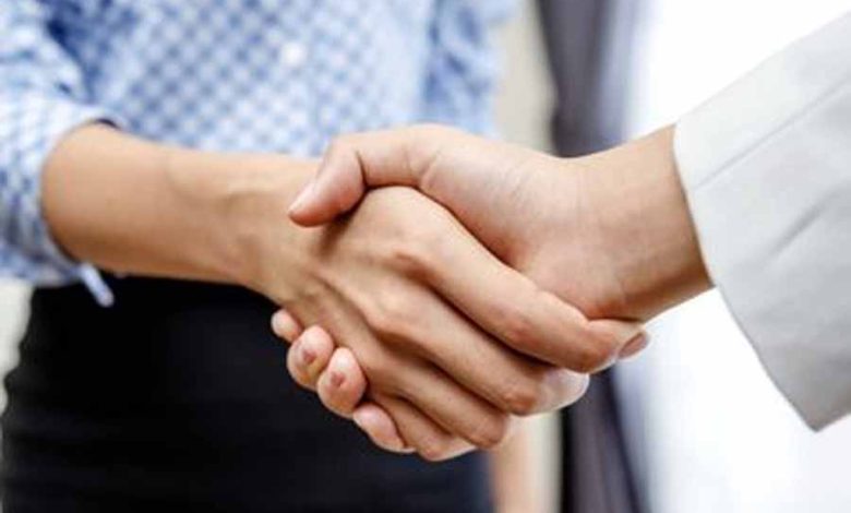 हाथ मिलाने का तरीका आपकी पर्सनालिटी से जुड़े खोलता है